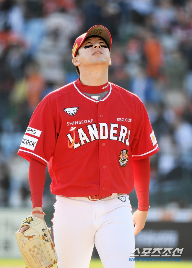 'It was revived by making him win the championship.' SSG 41-year-old veteran left-hander Ko Hyo-joon announces his release...A total of 10 people including Park Minho, Kang Jinseong, and Choi Kyungmo. 