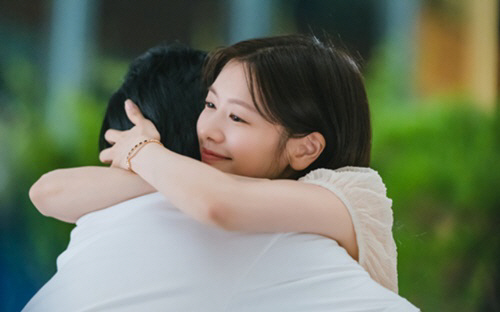 Jung Hae-in ♥ Jung So-min is forced into an open relationship..Even a very close hug ('Um-chin')