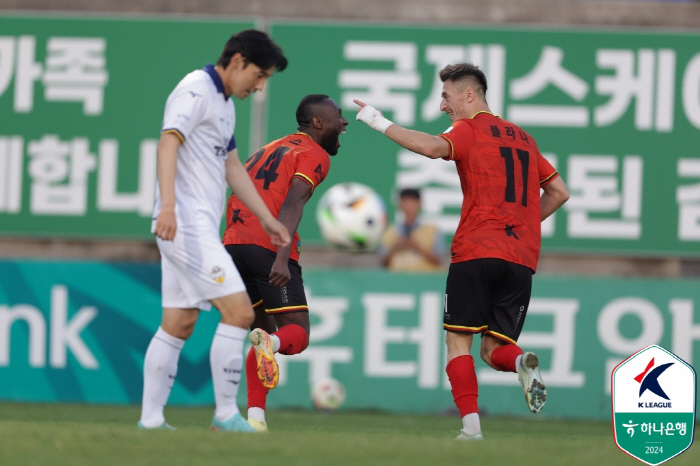  'Not a chance at our home' Gimpo, who blocked Chungnam Asan's dream of winning first place, won 3-0 at home