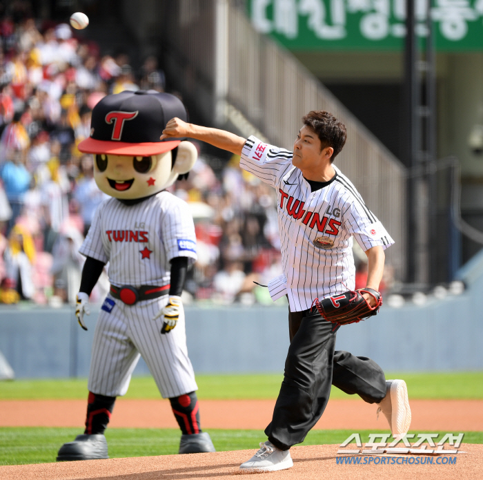  Jeon Hyun-moo 'Autumn baseball first pitch'