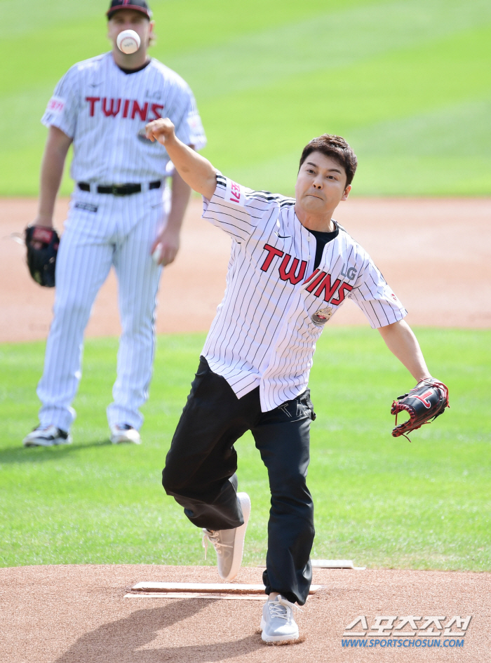  Jeon Hyun-moo 'Powerful first pitch in an autumn baseball uniform'