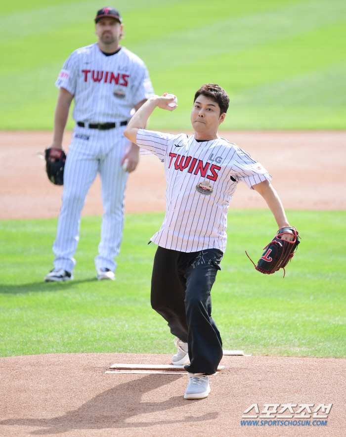  Jeon Hyun-moo 'Powerful first pitch like a player '