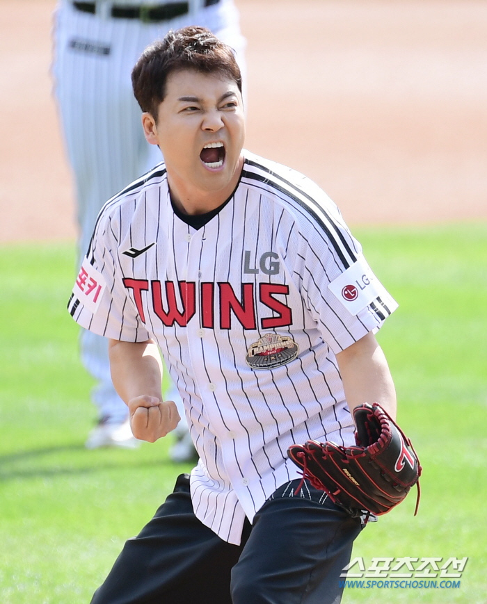  Jeon Hyun-moo 'Transforming into a fielder wearing a baseball uniform'