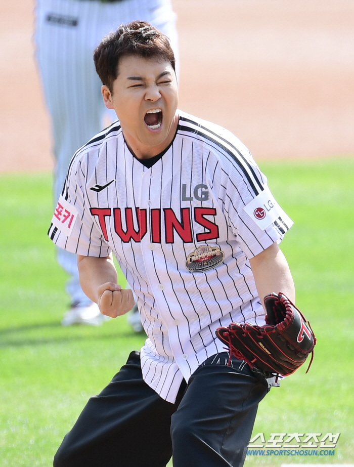  Jeon Hyunmoo 'Fist up! 'Autumn baseball strong first pitch'