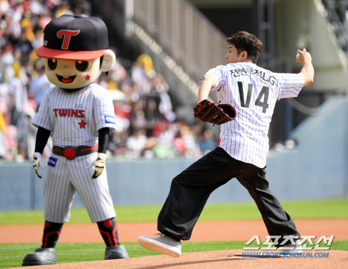  Jeon Hyunmoo 'Powerful first pitch '