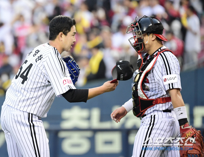 'The ending thrown in the sadness of losing my father.' As soon as it was over, my colleagues came and patted me.149km 1 scoreless inning. 'I threw it thinking it was separate from baseball.'