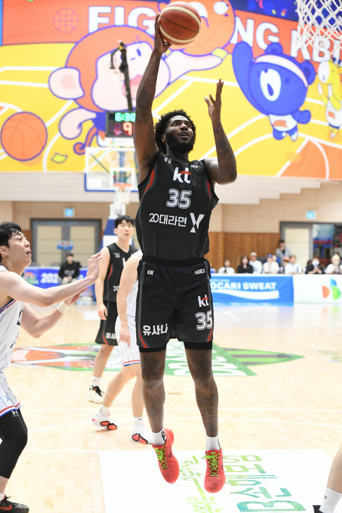 'It's revenge for the championship game!' Suwon KT's new foreign Hammons double-double performance, defeating KCC by 10 points in the first round of the cup competition