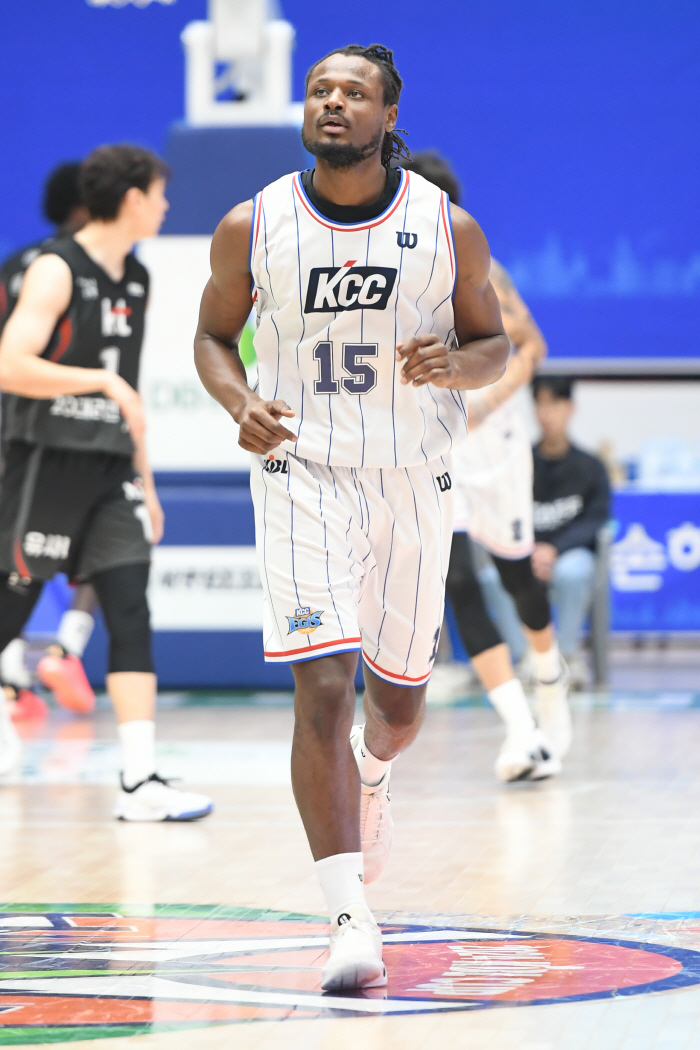 'It's revenge for the championship game!' Suwon KT's new foreign Hammons double-double performance, defeating KCC by 10 points in the first round of the cup competition