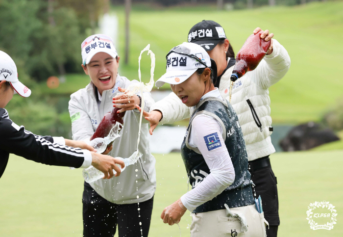 ''Oh! Autumn has come.'' Kim Su-ji won her first win of the season, Yoon In-na ranked first in prize money, and Park Hyun-kyung ranked first in the grand prize 