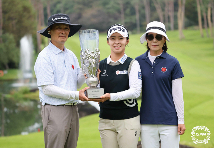 ''Oh! Autumn has come.'' Kim Su-ji won her first win of the season, Yoon In-na ranked first in prize money, and Park Hyun-kyung ranked first in the grand prize 