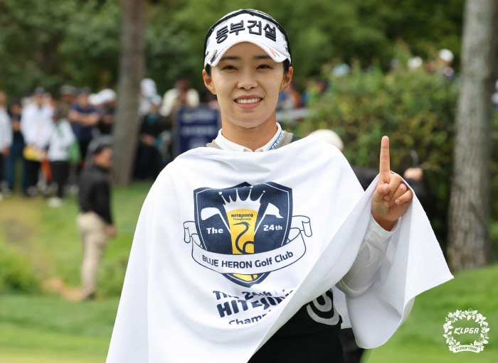 ''Oh! Autumn has come.'' Kim Su-ji won her first win of the season, Yoon In-na ranked first in prize money, and Park Hyun-kyung ranked first in the grand prize 