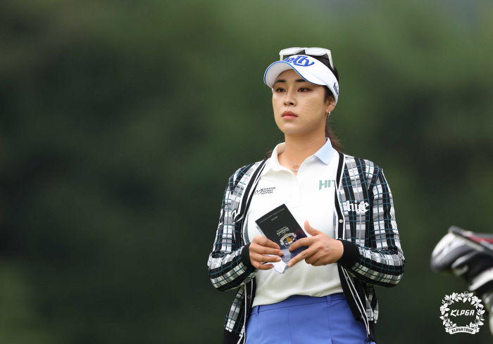 ''Oh! Autumn has come.'' Kim Su-ji won her first win of the season, Yoon In-na ranked first in prize money, and Park Hyun-kyung ranked first in the grand prize 