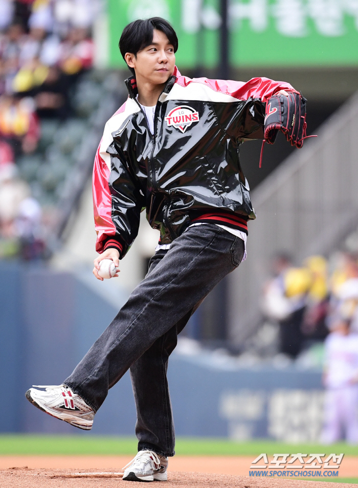  Lee Seung-gi 'Autumn baseball strong first pitch'