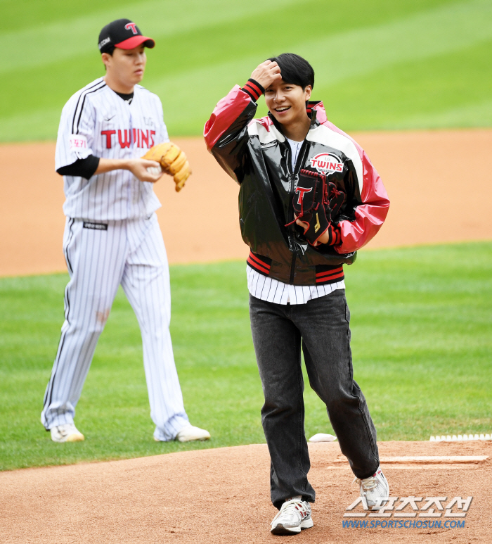  Lee Seung-gi 'Cool first pitch '