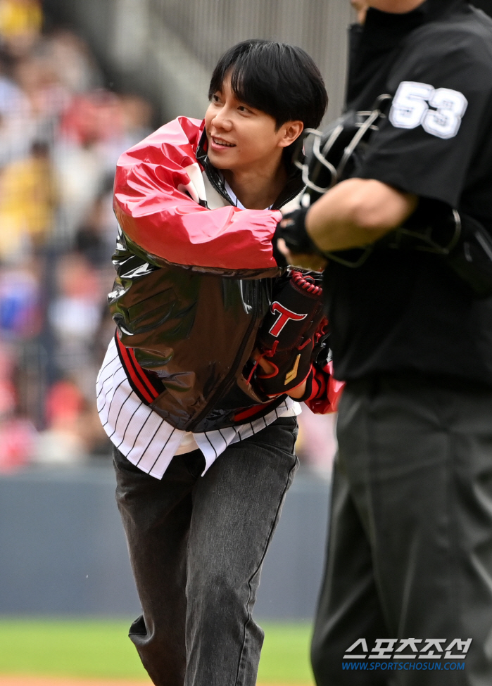  Lee Seung-gi, LG's first pitch to pray for victory!