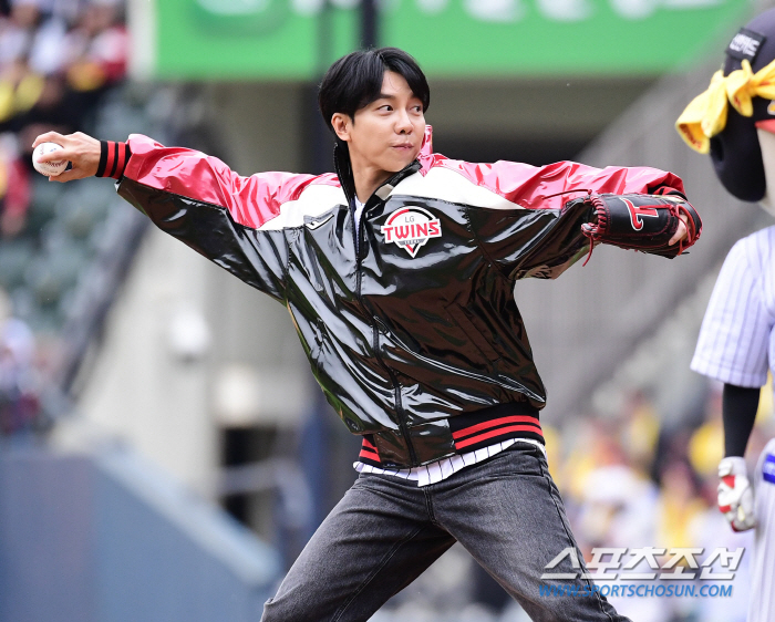  Lee Seung-gi 'Powerful first pitch wearing a glossy jumper'