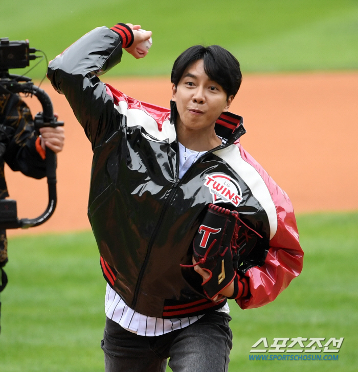  Lee Seung Gi 'Powerful Pitching '