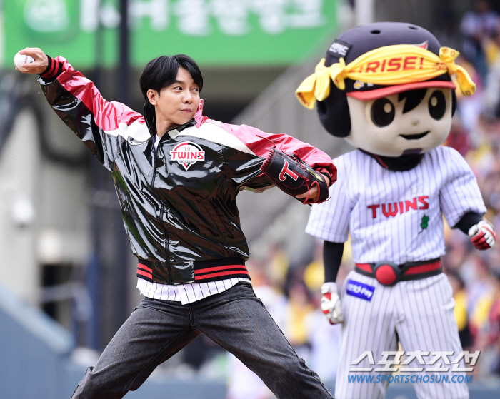  Lee Seung-gi 'Wear a glossy jumper and throw the first pitch of autumn baseball'