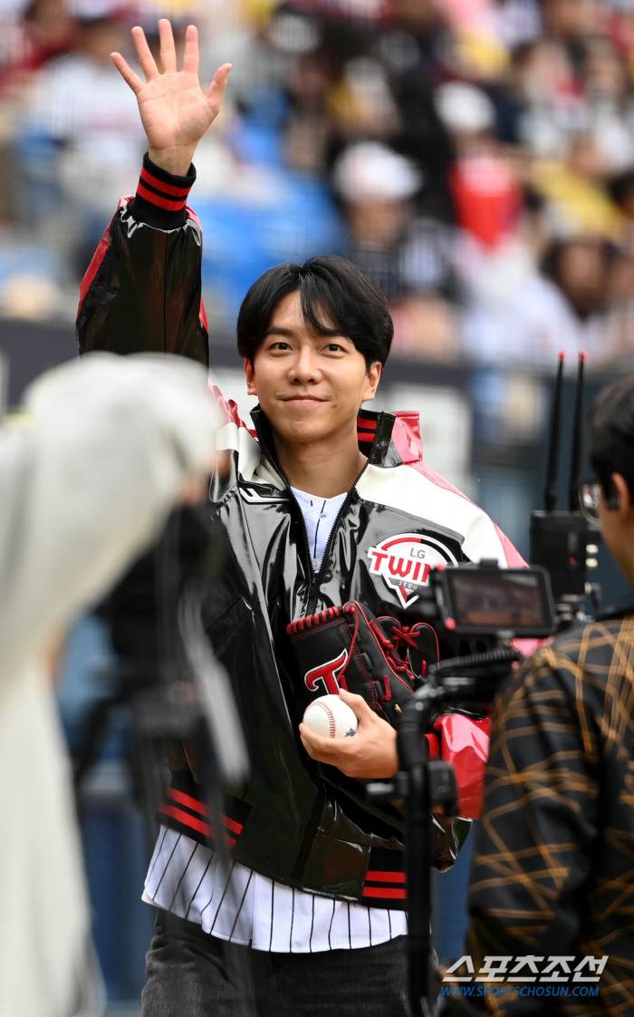  Lee Seung-ki threw the second pitch of the semi-playoff