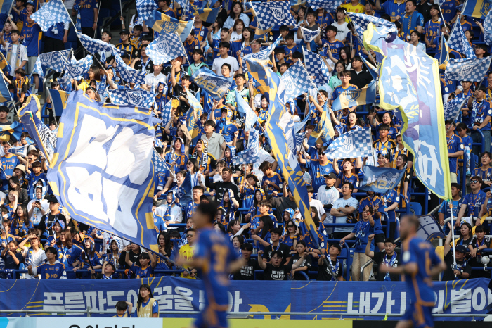 Ulsan, which is trying to win its third consecutive K-League title, achieved an average of 18,593 home spectators for the second consecutive time