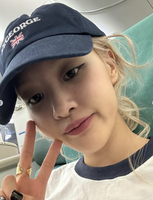 'End of double eyelid controversy' Rosé's eyes became clearer..You look prettier without makeup