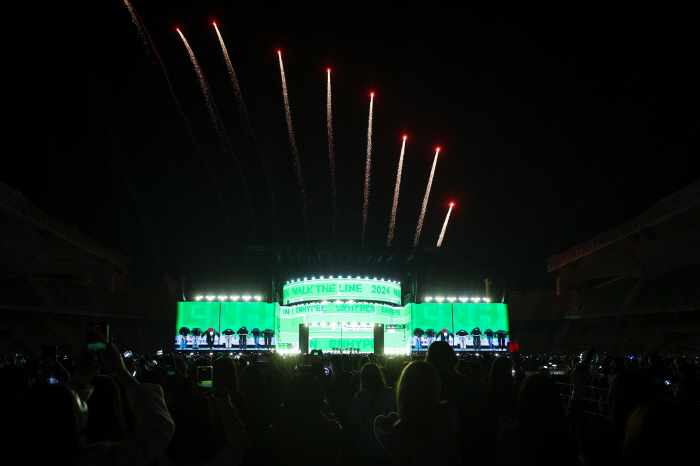 ENHYPEN shot world tour celebrations at the stadium, and even the fireworks are spectacular performance powerhouse