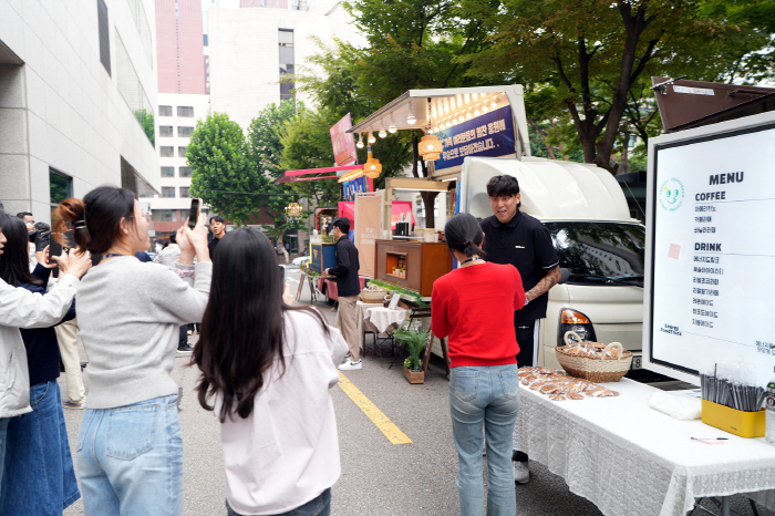 'I'm buying you coffee'KCC Team's Warm Hearts 'Coffee Car Boeun'Coffee Car' to KCC executives and employees of the parent company 'Coffee Car'