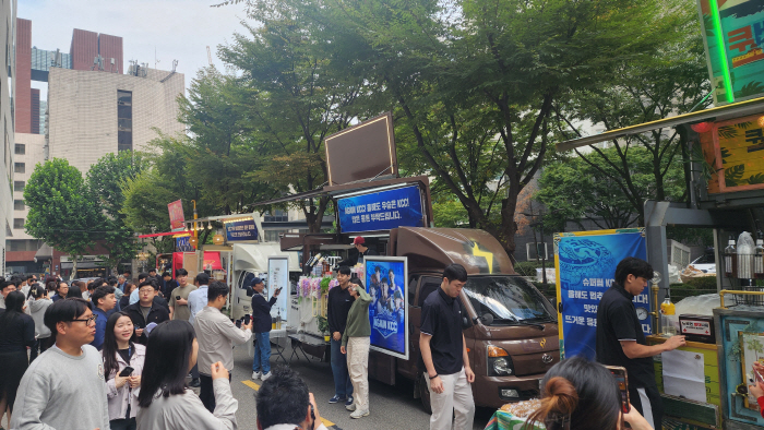 'I'm buying you coffee'KCC Team's Warm Hearts 'Coffee Car Boeun'Coffee Car' to KCC executives and employees of the parent company 'Coffee Car'