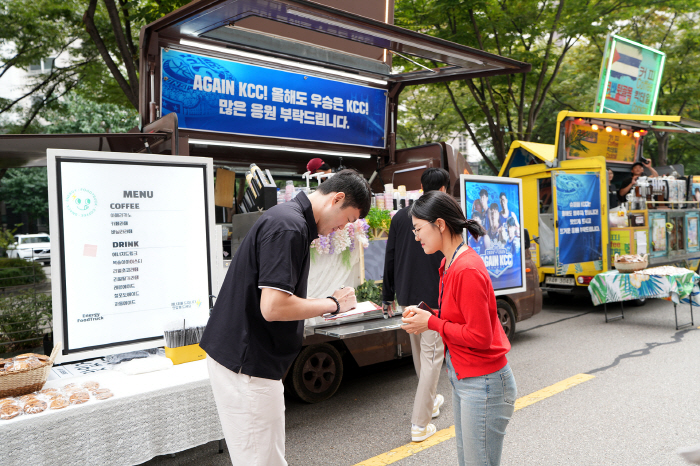 'I'm buying you coffee'KCC Team's Warm Hearts 'Coffee Car Boeun'Coffee Car' to KCC executives and employees of the parent company 'Coffee Car'