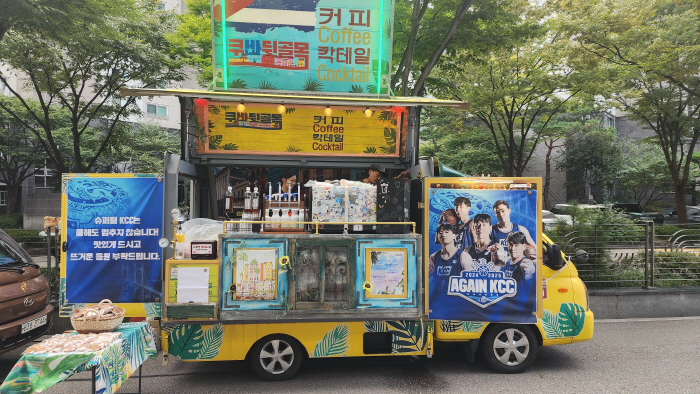 'I'm buying you coffee'KCC Team's Warm Hearts 'Coffee Car Boeun'Coffee Car' to KCC executives and employees of the parent company 'Coffee Car'