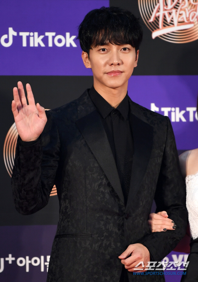 Lee Seung-gi, you're not going to die, are you?' ('Survival King')