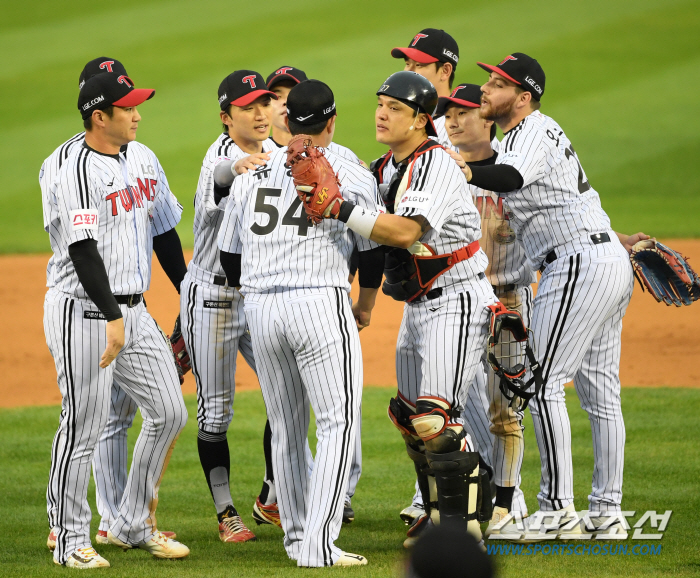 'A silent tribute to the game → victory ceremony X' all touched Yoo Young-chan's heart, who also threw a ball to his father's statue. The Twins are a family. 