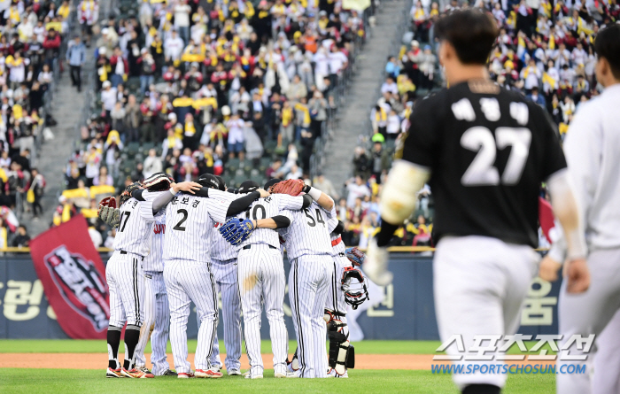 'A silent tribute to the game → victory ceremony X' all touched Yoo Young-chan's heart, who also threw a ball to his father's statue. The Twins are a family. 