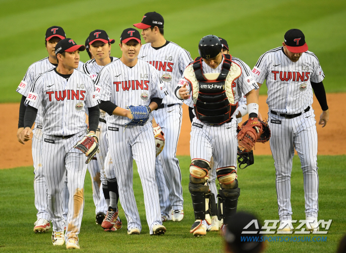 'A silent tribute to the game → victory ceremony X' all touched Yoo Young-chan's heart, who also threw a ball to his father's statue. The Twins are a family. 