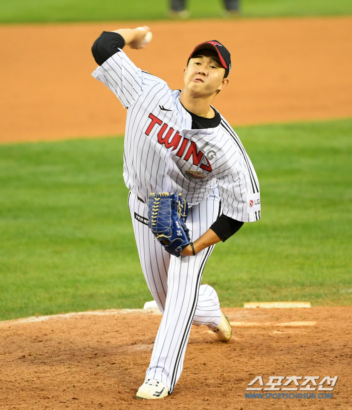 'A silent tribute to the game → victory ceremony X' all touched Yoo Young-chan's heart, who also threw a ball to his father's statue. The Twins are a family. 