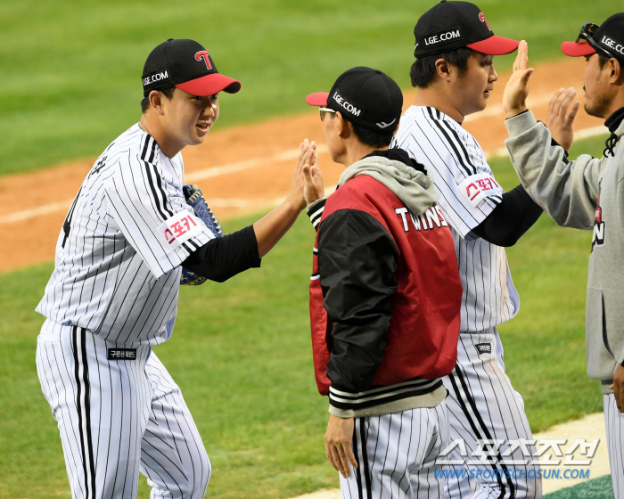 'A silent tribute to the game → victory ceremony X' all touched Yoo Young-chan's heart, who also threw a ball to his father's statue. The Twins are a family. 