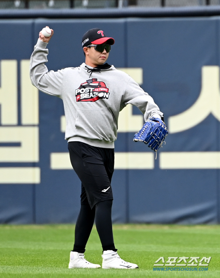 'A silent tribute to the game → victory ceremony X' all touched Yoo Young-chan's heart, who also threw a ball to his father's statue. The Twins are a family. 