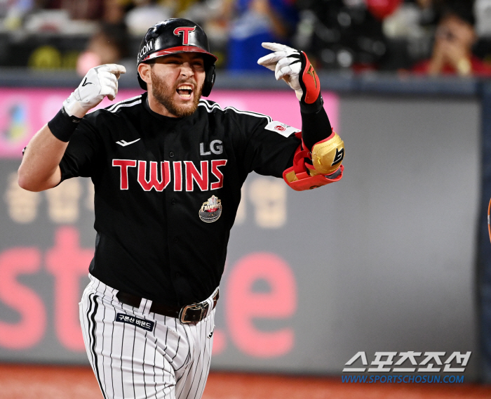 It's the same as last year's KS...Suwon, Austin hit Benjamin with a three-run again in Game 3 