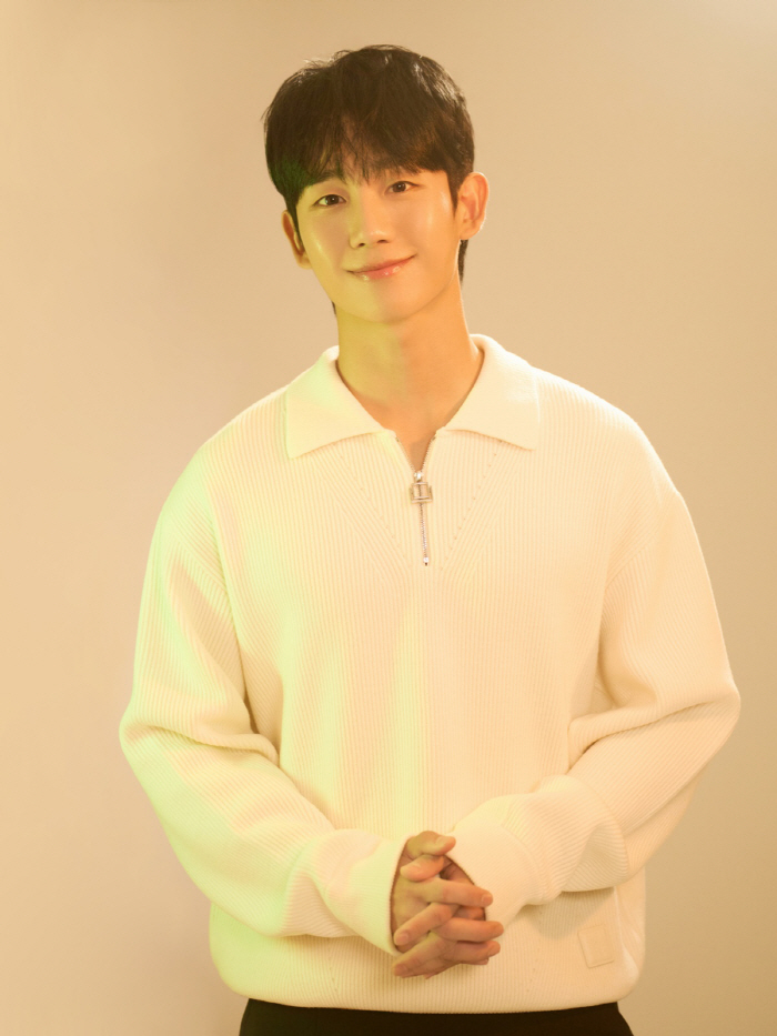 Jung Hae-in re-signs with FNC for the third time...We've been loyal for 11 years since our debut. 