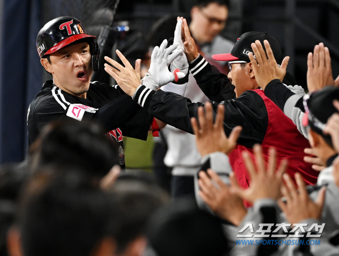 'LG PO goes 100%' Austin upset three-run  Son Joo-young 5.1 scoreless innings  Eli Tuhon's save LG, 6-5 come-from-behind victory. There is one win left for Daegu. Player Benjamin failed KT's cliff edge. 