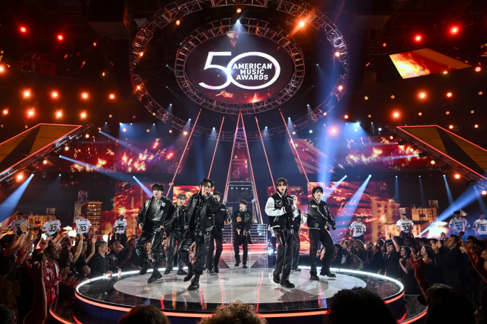 Stray Kids Celebrate 50th Anniversary of 'AMAs' Performance Mariah Carey