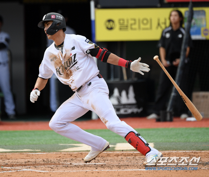 '0% Miracle'Oh Ji-hwan-Shin Min-jae's absurd collision' Park Young-hyun 10-out perfect Shim Woo-jun's walk-off hit in the bottom of the 11th inning KT's 6-5 come-from-behind victory. a life on the edge of a cliff. Game 5 will be decided. 