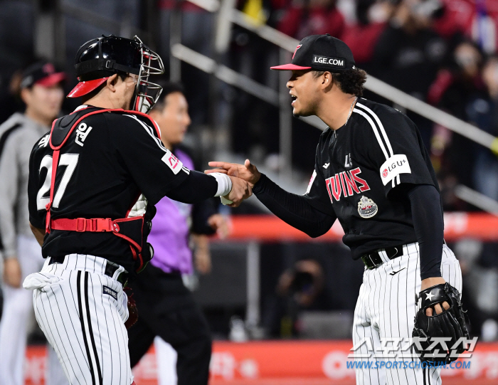 'The first starter made three consecutive saves in the semi-PO...' The game ended with 4 balls in 1% of situations. 'I'm so happy that words can't describe it.'