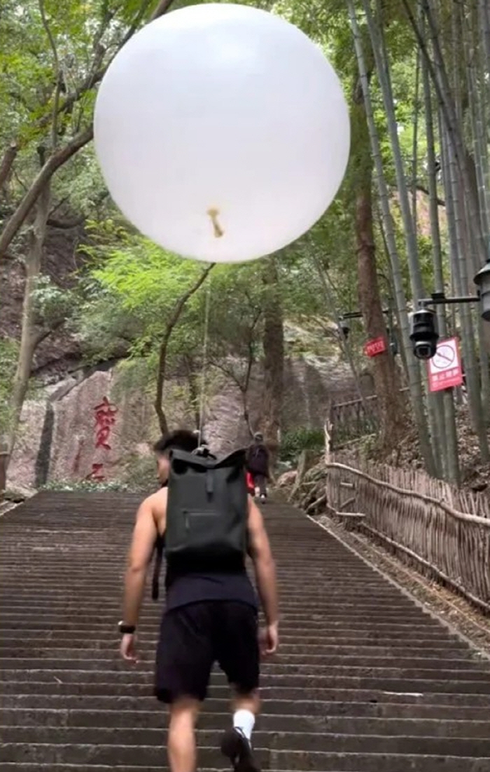 Helium Balloon Hanging Climbing, 'Best for the Sloppy''Explosion Risk' Point View