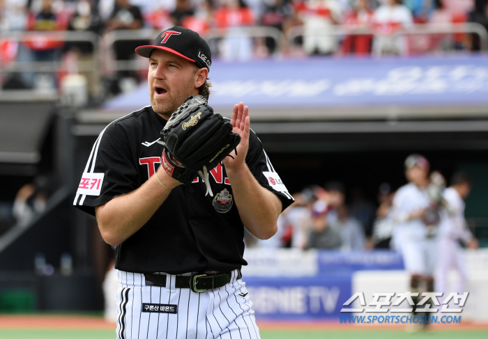 'It was a touching moment for a foreigner's team first, but...' He lost the first game with 87 pitches and 3 runs → The fighting spirit for three days off also went up in smoke. In Game 4, four runs in 3.1 innings and another loss 