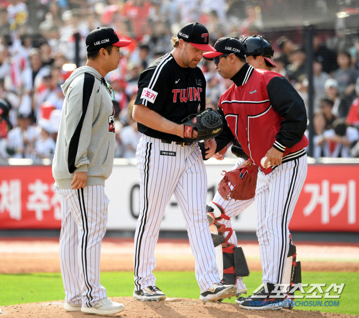 'It was a touching moment for a foreigner's team first, but...' He lost the first game with 87 pitches and 3 runs → The fighting spirit for three days off also went up in smoke. In Game 4, four runs in 3.1 innings and another loss 