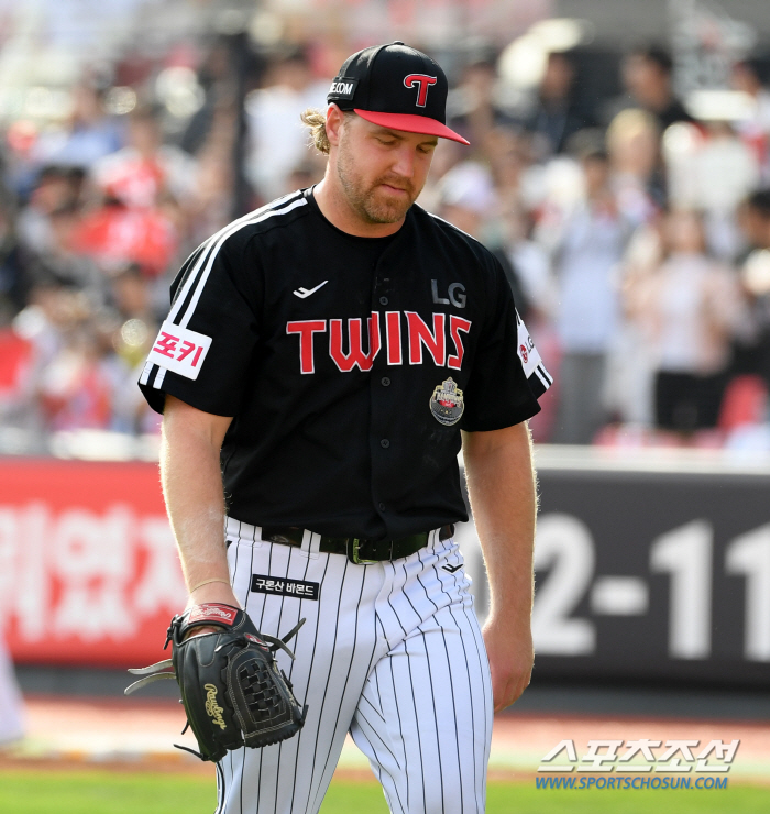 'It was a touching moment for a foreigner's team first, but...' He lost the first game with 87 pitches and 3 runs → The fighting spirit for three days off also went up in smoke. In Game 4, four runs in 3.1 innings and another loss 