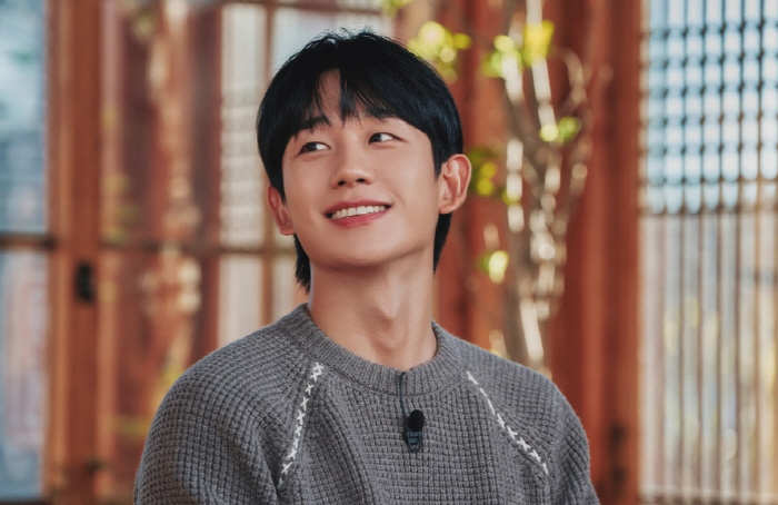 Jung Hae-in 'He's having a hard time because of the malicious comments..Insomnia, panic disorder, and I'm having a hard time...' ('Uquiz')