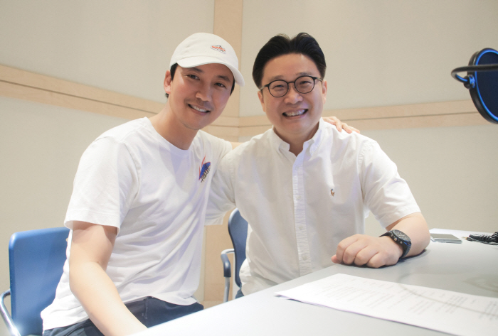 Kim Nam-gil and Seo Kyung-duk Donate Supplies to Overseas Hangeul Schools on Hangeul Day 