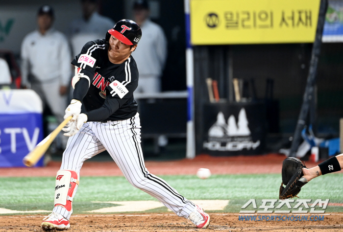 No hit in 12 at-bats, surprise bunt, sacrifice bunt No. 4...Director Yeom Kyung-yeop said, ''Moon Bo-kyung, still number 4'' 